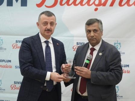 “Halkına Duyarlı Büyükşehir Belediye Başkanı Ödülü” verildi