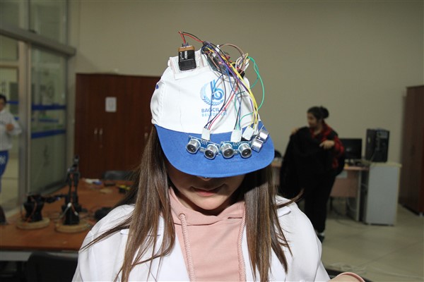 Bağcılar’da görme engelliler için sensörlü şapka yapıldı