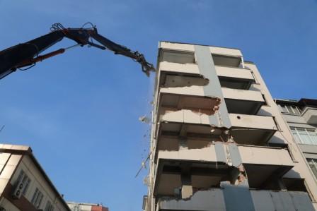 Büyükşehir, Kınay İş Merkezi’nin yıkımına başladı