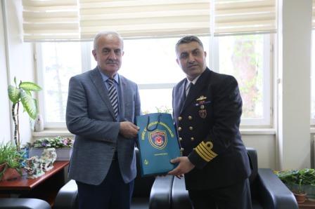 Derince Kaymakamı Meftun Dallı ve Derince Belediye Başkanı Zeki Aygün, Garnizon Komutanı Dz. Kd. Albay Ali Karaca’yı ziyaret ederek Komutanlığın Şeref Defteri’ni imzaladı