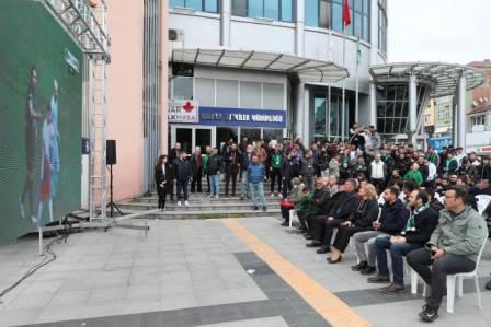 Kocaelisporlular maç heyecanını İzmit Belediyesi önünde yaşadı