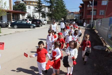 İzmit Belediyesi Çınar Çocuk Evi öğrencileri, okulların ara tatile girecek olması nedeniyle 23 Nisan Ulusal Egemenlik ve Çocuk Bayramını erken kutladı