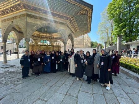Derince Belediyesi’nin Topkapı Sarayı, Ayasofya Camii ve Eyüp Sultan’ı kapsayan günü birlik İstanbul gezilerine ilçe halkı yoğun ilgi gösteriyor