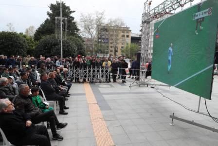 Kocaelisporlular maç heyecanını İzmit Belediyesi önünde yaşadıKocaelisporlular maç heyecanını İzmit Belediyesi önünde yaşadı