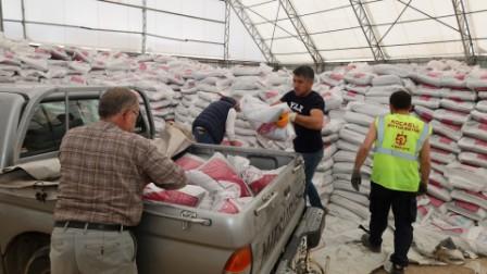 Büyükşehir’in7 bin çiftçiye yüzde 50 hibeli 2 bin ton organomineral gübre desteği kapsamında, üreticilere ürünleri teslim ediliyor