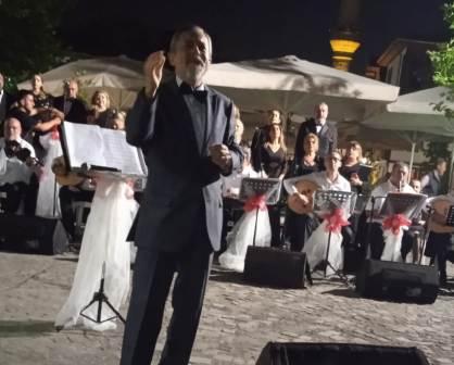 Gölcük Belediyesi Konservatuvarı Değirmendere Türk Sanat Müziği Korosu sanat müziğinin sevilen şarkılarını seslendirerek Değirmenderelileri mest etti.