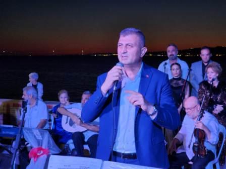Gölcük Belediyesi Konservatuarı Türk Sanat Müziği Korosu, Yüzbaşılar Amfi Tiyatro’da düzenlediği konserde dinleyicilerine unutulmaz bir yaz akşamı yaşattı.