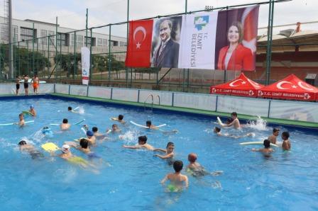 İzmit Belediyesi portatif yüzme havuzu açıldı