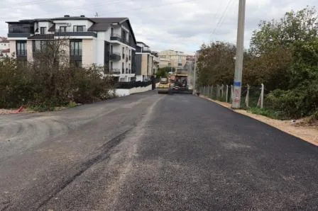 Gaffar Okkan Caddesinde asfalt mesaisini sürdürüyor