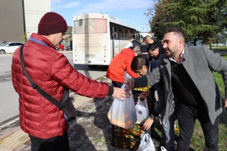Mersin Mezitli Belediyesinin gönderdiği meyveler İzmit halkına dağıtıldı