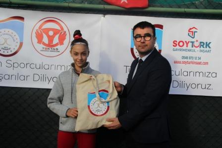 Darıca Trabzonlular Derneği 4 milli sporcuyu ödüllendirdi!