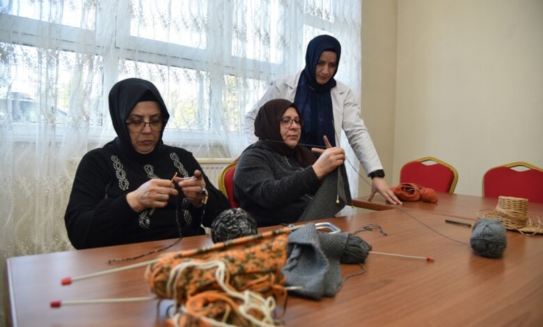 Kartepe Belediyesi KAR-MEK kurslarında yetenekli Kartepeli kadınlar tarafından ortaya çıkarılan ürünler büyük hayranlık uyandırıyor.