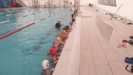 İzmit Belediyesi ile çocuklar yarıyıl tatilinde yüzme öğreniyor