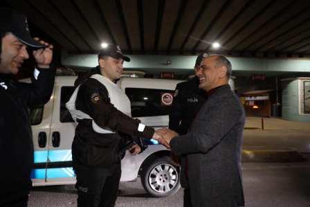 Körfez Belediye Başkanı Şener Söğüt, yeni yılın ilk saatlerinde görev başında olan güvenlik güçlerini ziyaret etti.