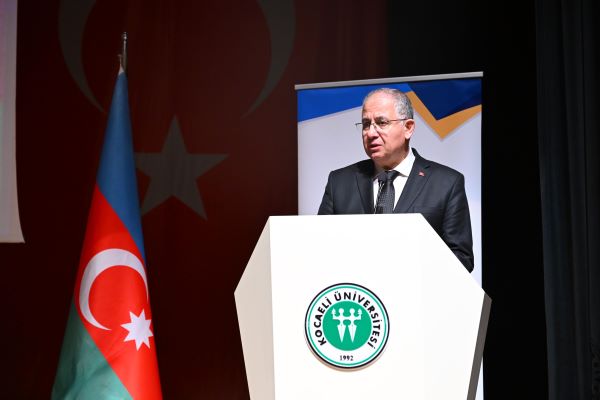 Kocaeli Üniversitesi ile Türkiye Azerbaycan Dernekleri Federasyonu tarafından 'Hocalı Soykırımı 32. Yılında, Unutmadık, Unutmayacağız!" adlı anma programı düzenlendi.