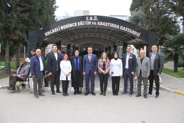 Derince Eğitim ve Araştırma Hastanesi’ni ziyaret eden İbrahim Şirin, kadın sağlık çalışanlarının ve hastanede tedavi gören vatandaşların 8 Mart Dünya Kadınlar Günü’nü tebrik etti