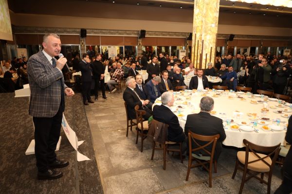 Kocaeli Büyükşehir Belediye Başkanı Tahir Büyükakın, Ramazan ayında da bu derneklerin düzenlediği programlara katılımını sürdürüyor.