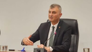 Gölcük Belediye Başkanı Ali Yıldırım Sezer, 31 Mart’ta düzenlenen yerel seçimlerin ardından mazbatalarını alan muhtarlara başarılar diledi.