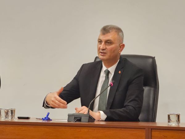 Gölcük Belediye Başkanı Ali Yıldırım Sezer, 31 Mart’ta düzenlenen yerel seçimlerin ardından mazbatalarını alan muhtarlara başarılar diledi.