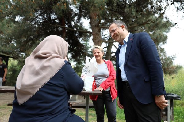 Derince Belediye Başkanı Av. Sertif Gökçe, Çenedere Mesire Alanı’nda piknik yapan vatandaşları ziyaret ederek hem bayramlarını kutladı hem de sohbet etti