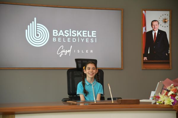 Özlü,  23 Nisan Ulusal Egemenlik ve Çocuk Bayramı dolayısıyla başkanlık koltuğunu Yeniköy Denizdibi İlkokulu 4. sınıf öğrencisi Semiha Öz’e devretti.