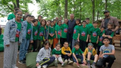 Bi Dünya Eğlencenin merkezi Ormanya, 23 Nisan coşkusuyla dolup taştı Kocaeli Büyükşehir Belediyesi’nin 23 Nisan Ulusal Egemenlik ve Çocuk Bayramı kapsamında Ormanya’da düzenlediği etkinlikler bayram gününde tüm coşkusuyla devam etti. Çocuklar en güzel bayramı eğlenerek ve kendileri için hazırlanan etkinliklere katılarak kutladı. Ormanya, 23 Nisan coşkusuyla dolup taştı. Çocukların bayram neşesine Kocaeli Büyükşehir Belediye Başkanı Tahir Büyükakın da ortak oldu. Minik dostlarının bayramını kutlayan ve eğlenceli atölyelerdeki faaliyetlere katılan Başkan Büyükakın, onlardan da büyük ilgi ve sevgi gördü. Çocuklar kendileri için düzenlenen eğlenceler için Başkan Büyükakın’a, “Teşekkürler Tahir Amca” sözleriyle teşekkür etti. BAYRAMI ORMANYA’DA KUTLADILAR Kocaeli’nin çocukları 23 Nisan Salı günü sabahı erken saatlerden itibaren aileleriyle birlikte Ormanya’ya geldi. Girişteki stantlarda yüzleri boyanan, şarkılarla karşılanan minikler daha sonra alana geçerek eğlenceli atölyelere yöneldi. Çocuklar, Gazi Mustafa Kemal Atatürk’ün kendilerine armağan ettiği bayramlarını, Ormanya’da neşe içinde kutladı. BAŞKAN MİNİK DOSTLARIYLA ORMANYA’DA BULUŞTU Başkan Büyükakın, minik dostlarıyla buluşmak üzere dün öğleden sonra Bi Dünya Eğlencenin merkezi Ormanya’ya geldi. Başkan Büyükakın, kapıdan girişinden itibaren çocukların ve ailelerin sevgi gösterileri karşılaştı. Alanda kurulan eğlenceli atölyeleri dolaşan Başkan Büyükakın, etkinliklere katılmayı da ihmal etmedi. Antikkapı’nın atölyesinde kuruvasan yapan Başkan Büyükakın, daha sonra yaptığı çöreği minik dostuna ikram etti. Ailelerle de selamlaşan Başkan, özellikle çocukların yoğun sevgi ve ilgisi ile karşılaştı. Başkanla bol bol fotoğraf çektiren minikler, “Teşekkürler Başkan Amca” sözleriyle de eğlenceler için teşekkür etti. KARAVAN TATİLİ KAZANAN ÇOCUKLARI TEBRİK ETTİ Öte yandan Başkan Büyükakın, 23 Nisan’a özel olarak düzenlenen Reels Yarışması’nda dereceye giren çocuklarla karavan alanında buluştu. İki gün boyunca Ormanya’daki karavan alanında kamp yapma hakkı kazanan çocuklar Başkan’a bu güzel hediye için teşekkür etti. Başkan Büyükakın da, “Doğa ve çevre bilinciyle yetişen siz geleceğin gençleri her şeyin en iyisini hak ediyor” şeklinde konuştu. Başkan Büyükakın, karavan alanında ayrıca doğa tutkunu Serdar Kılıç’ın söyleşini de izledi.Bi Dünya Eğlencenin merkezi Ormanya, 23 Nisan coşkusuyla dolup taştı Kocaeli Büyükşehir Belediyesi’nin 23 Nisan Ulusal Egemenlik ve Çocuk Bayramı kapsamında Ormanya’da düzenlediği etkinlikler bayram gününde tüm coşkusuyla devam etti. Çocuklar en güzel bayramı eğlenerek ve kendileri için hazırlanan etkinliklere katılarak kutladı. Ormanya, 23 Nisan coşkusuyla dolup taştı. Çocukların bayram neşesine Kocaeli Büyükşehir Belediye Başkanı Tahir Büyükakın da ortak oldu. Minik dostlarının bayramını kutlayan ve eğlenceli atölyelerdeki faaliyetlere katılan Başkan Büyükakın, onlardan da büyük ilgi ve sevgi gördü. Çocuklar kendileri için düzenlenen eğlenceler için Başkan Büyükakın’a, “Teşekkürler Tahir Amca” sözleriyle teşekkür etti. BAYRAMI ORMANYA’DA KUTLADILAR Kocaeli’nin çocukları 23 Nisan Salı günü sabahı erken saatlerden itibaren aileleriyle birlikte Ormanya’ya geldi. Girişteki stantlarda yüzleri boyanan, şarkılarla karşılanan minikler daha sonra alana geçerek eğlenceli atölyelere yöneldi. Çocuklar, Gazi Mustafa Kemal Atatürk’ün kendilerine armağan ettiği bayramlarını, Ormanya’da neşe içinde kutladı. BAŞKAN MİNİK DOSTLARIYLA ORMANYA’DA BULUŞTU Başkan Büyükakın, minik dostlarıyla buluşmak üzere dün öğleden sonra Bi Dünya Eğlencenin merkezi Ormanya’ya geldi. Başkan Büyükakın, kapıdan girişinden itibaren çocukların ve ailelerin sevgi gösterileri karşılaştı. Alanda kurulan eğlenceli atölyeleri dolaşan Başkan Büyükakın, etkinliklere katılmayı da ihmal etmedi. Antikkapı’nın atölyesinde kuruvasan yapan Başkan Büyükakın, daha sonra yaptığı çöreği minik dostuna ikram etti. Ailelerle de selamlaşan Başkan, özellikle çocukların yoğun sevgi ve ilgisi ile karşılaştı. Başkanla bol bol fotoğraf çektiren minikler, “Teşekkürler Başkan Amca” sözleriyle de eğlenceler için teşekkür etti. KARAVAN TATİLİ KAZANAN ÇOCUKLARI TEBRİK ETTİ Öte yandan Başkan Büyükakın, 23 Nisan’a özel olarak düzenlenen Reels Yarışması’nda dereceye giren çocuklarla karavan alanında buluştu. İki gün boyunca Ormanya’daki karavan alanında kamp yapma hakkı kazanan çocuklar Başkan’a bu güzel hediye için teşekkür etti. Başkan Büyükakın da, “Doğa ve çevre bilinciyle yetişen siz geleceğin gençleri her şeyin en iyisini hak ediyor” şeklinde konuştu. Başkan Büyükakın, karavan alanında ayrıca doğa tutkunu Serdar Kılıç’ın söyleşini de izledi.