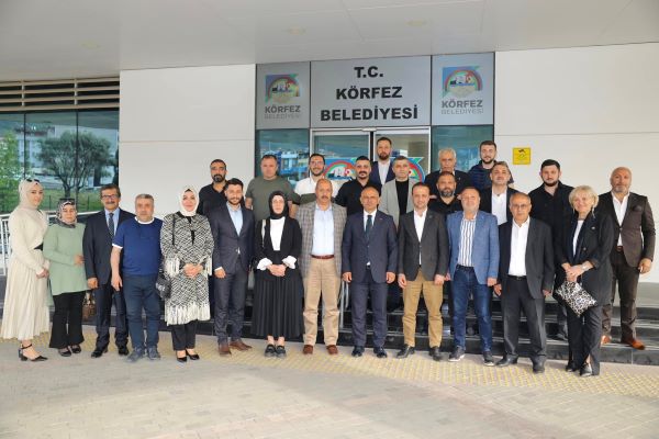 AK Parti ve MHP Körfez İlçe Teşkilatları, Başkan Şener Söğüt’e hayırlı olsun ziyaretinde bulundu.