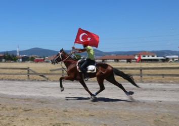Rahvan At Yarışları Heyecanı Gölcük'te Devam Ediyor