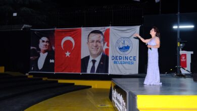 Derince’de Zafer Bayramı Şarkılarla Kutlandı