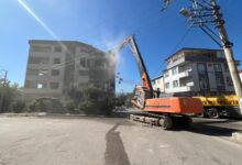 Derince'de ağır hasarlı binaya ilk kepçe vuruldu