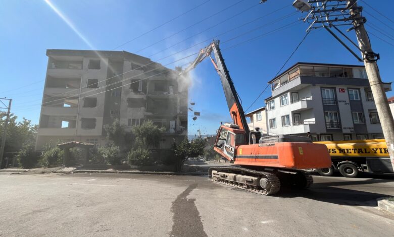 Derince'de ağır hasarlı binaya ilk kepçe vuruldu