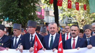 Büyükakın gazilerle omuz omuza yürüdü