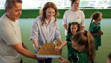 Abiş, minik sporcular ve anneleriyle sahada buluştu (1)
