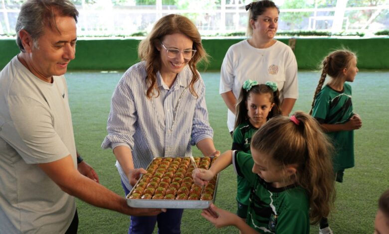Abiş, minik sporcular ve anneleriyle sahada buluştu (1)