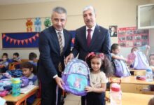 Ömeroğlu’ndan 1. Sınıf Öğrencilerine Çanta ve Kırtasiye Desteği
