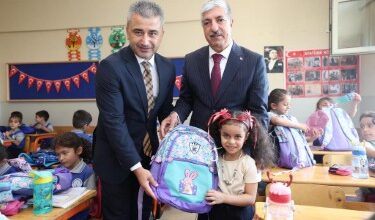 Ömeroğlu’ndan 1. Sınıf Öğrencilerine Çanta ve Kırtasiye Desteği