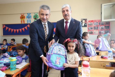 Ömeroğlu’ndan 1. Sınıf Öğrencilerine Çanta ve Kırtasiye Desteği