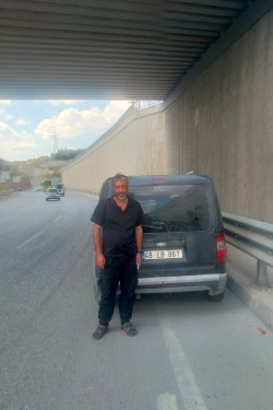 Zabıtadan yolda kalan aileye şefkat eli