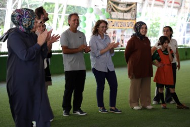 Abiş, minik sporcular ve anneleriyle sahada buluştu