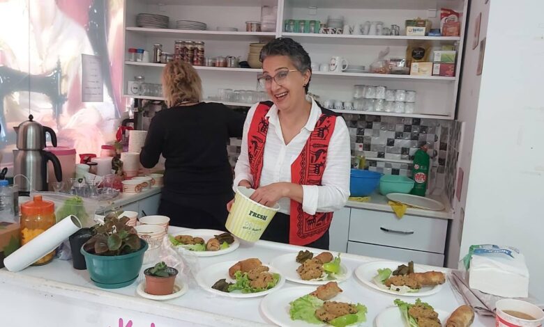 Kocaeli’nin önde gelen kişisel gelişim uzmanlarından ve yazarlarından Filiz Çınar, ikinci kitabı olan “Yaratıcı Düşünce ve Tezahür Sanatı” için Halk Kürsüsü Derneği’nde düzenlenen imza günü ve söyleşi etkinliğinde okuyucularıyla buluştu.