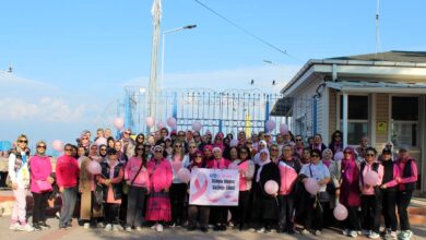 Meme kanserine “pembe kurdele” ile dikkat çektiler