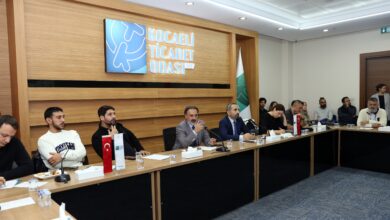 Kocaeli Ticaret Odası (KOTO), KOSGEB Girişimci Destek Programı bilgilendirme toplantısı düzenledi. Program, $1.5$ Milyon TL'ye kadar destek sunuyor ve stratejik sektörleri hedefliyor.