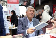 Karaosmanoğlu, Kitap Fuarı'nda kitabını imzaladı
