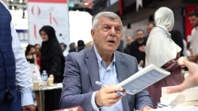 Karaosmanoğlu, Kitap Fuarı'nda kitabını imzaladı