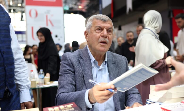 Karaosmanoğlu, Kitap Fuarı'nda kitabını imzaladı