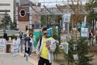 Kocaeli Üniversitesi'nde kitaplar dalından toplandı