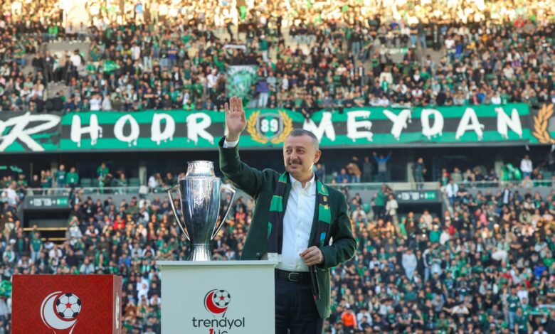 Büyükakın, hem Kocaelispor'u, hem de taraftarı kutladı