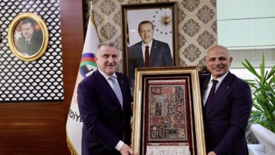 Hereke Halısı Hediye Edildi