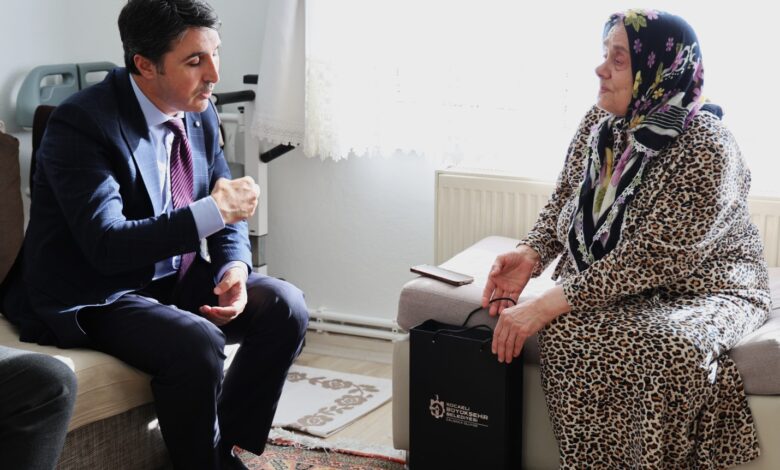 Kocaeli Büyükşehir acıları hafifletiyor