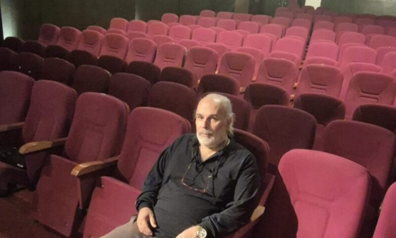 Sahne kirasını yarıya indirdi